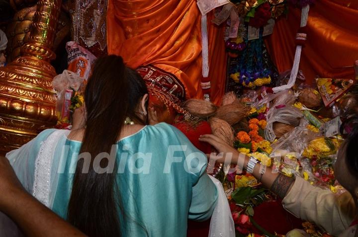 Rani Mukherjee seeks the blessings of Lalbaug cha Raja