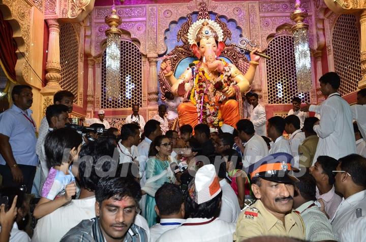 Rani Mukherjee snapped giving media bytes at Lalbaug cha Raja