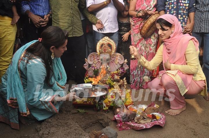 Ameesha Patel offering her prayers to Lord Ganesha