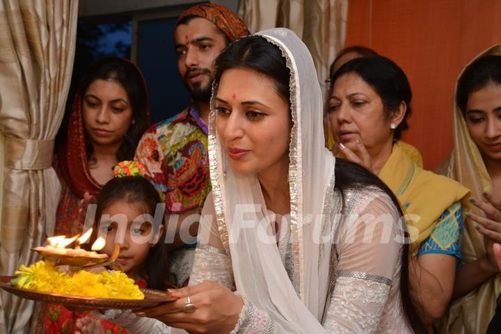 Divyanka Tripathi performs an Aarti to Lord Ganesha