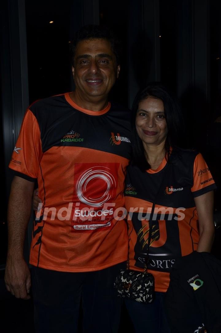 Ronnie Screwvala poses with wife at the Bash for Pro Kabbadi League by Mahindras