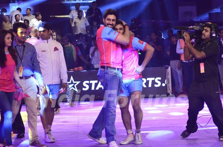 Abhishek Bachchan hugs his team member at the Grand Finale of Pro Kabbadi League