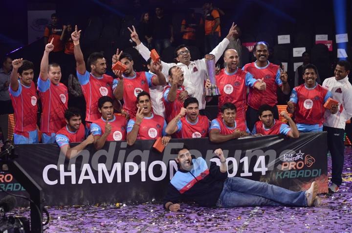 Abhishek Bachchan with his team member at the Winning Ceremony of Pro Kabbadi League