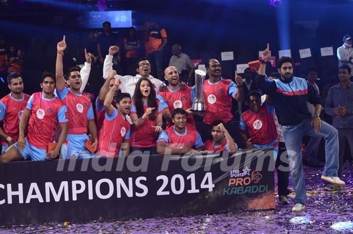 Abhishek and Aishwarya with Jaipur Pink Panthers at the Winning Ceremony of Pro Kabbadi League