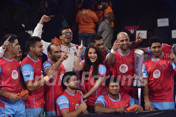 Aishwarya Rai poses with Jaipur Pink Panthers at the Winning Ceremony of Pro Kabbadi League