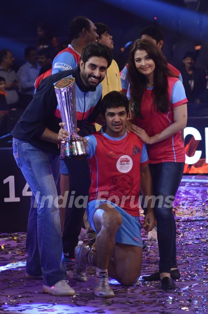 Abhishek and Aishwarya pose with a team member of Jaipur Pink Panthers