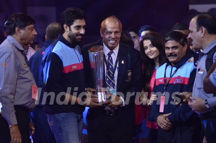 Abhishek Bachchan receiving the Trophy at the Winning Ceremony of Pro Kabbadi League