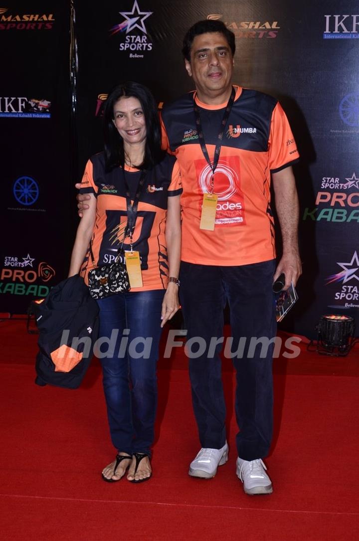 Ronnie Screwvala poses with wife at the Grand Finale of Pro Kabbadi League