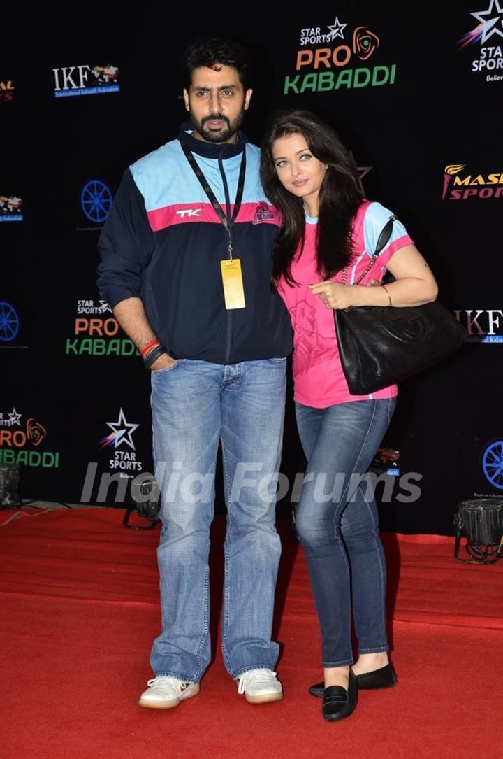 Abhishek Bachchan poses with wife Aishwarya Rai Bachchan at the Grand Finale of Pro Kabbadi League