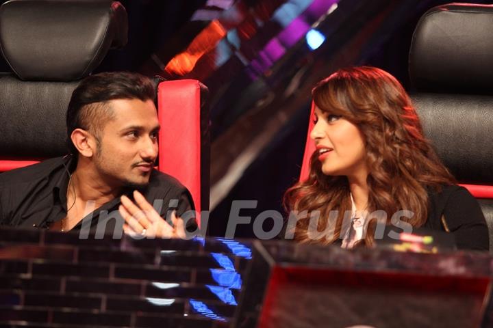 Bipasha Basu snapped talking with Honey Singh on India's Raw Star