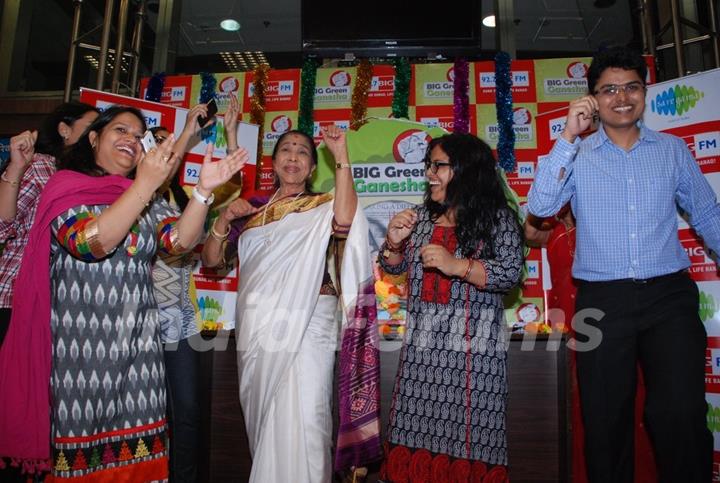 Asha Bhosle shakes a leg with the team of 92.7 Big FM