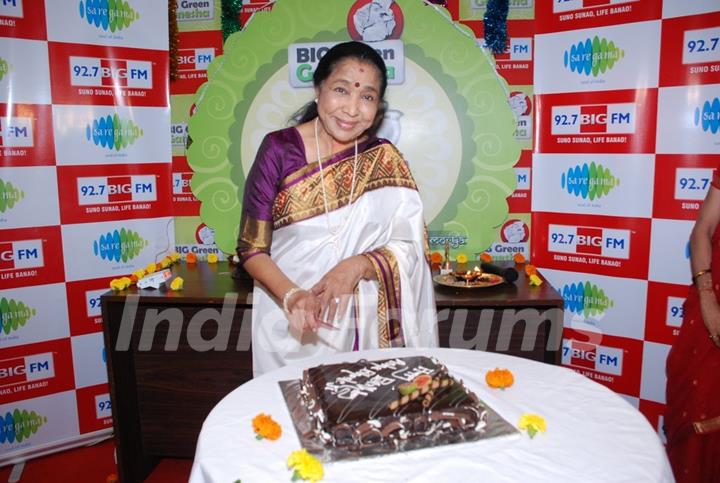 Asha Bhosle cuts a cake at 92.7 Big FM Studio