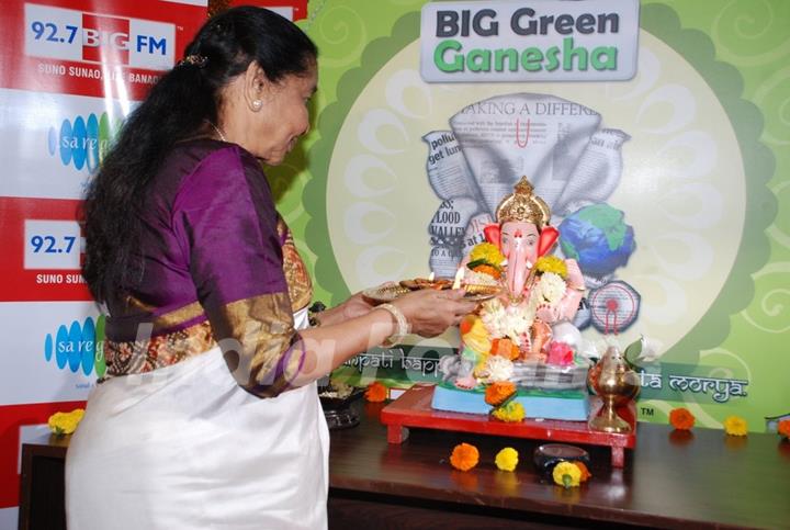 Asha Bhosle offering her prayers to Lord Ganesha at 92.7 Big FM Studio