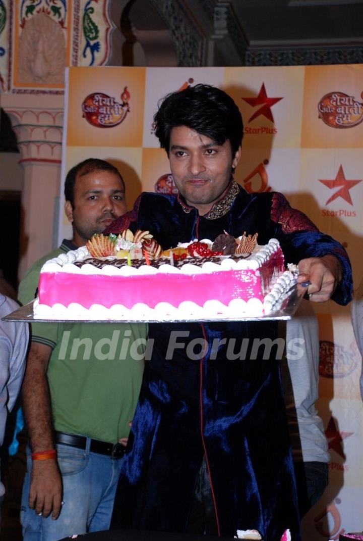 Anas Rashid poses with the cake at the Celebration of 3 Years of Diya Aur Baati Hum