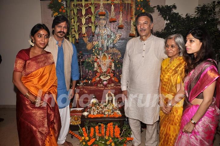 Vivek Oberoi with his family at the Visarjan of Lord Ganesha