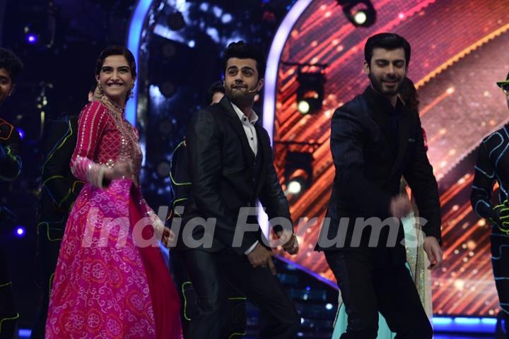 Sonam Kapoor shakes a leg with Fawad Khan and Manish Paul on Jhalak Dikhhlaa Jaa