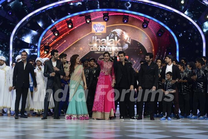 Sonam Kapoor shakes a leg with the Judges and Contestants on Jhalak Dikhhlaa Jaa