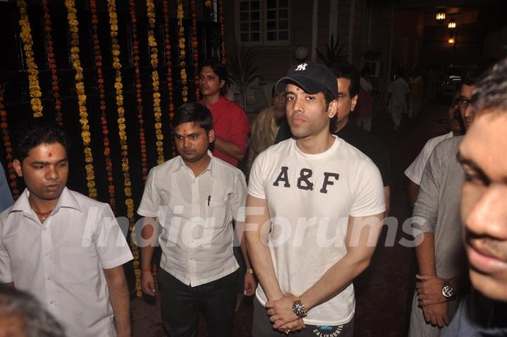 Tusshar Kapoor prays to Lord Ganesha at the Visarjan