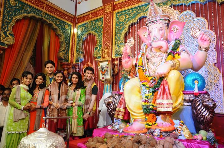 The cast of Shastri Sisters visit Andhericha Raja