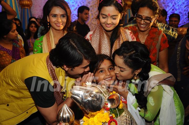 The cast of Shastri Sisters and Udann visit Andhericha Raja