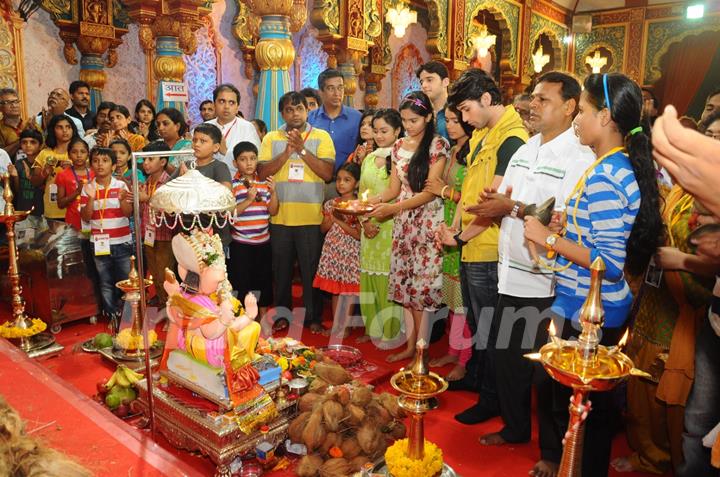 The cast of Shastri Sisters and Udann perform an aarti to Andhericha Raja