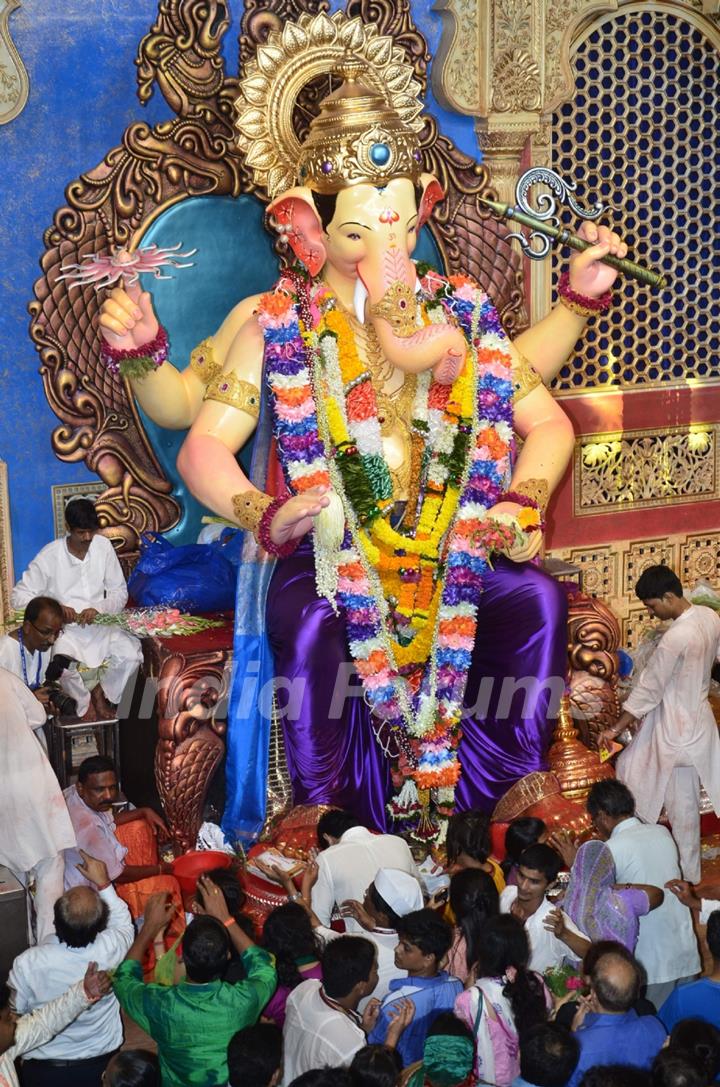 Mohit Marwah bows down to Lalbaughcha Raja