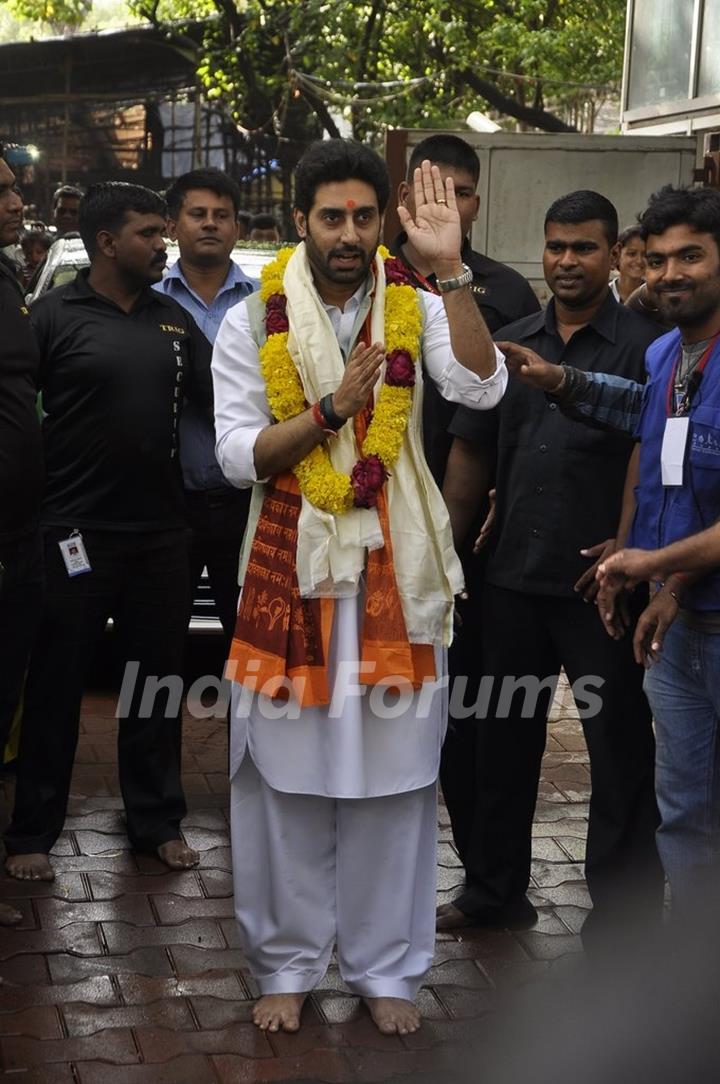 Abhishek Bachchan waves out to his fans at Siddhivinayak