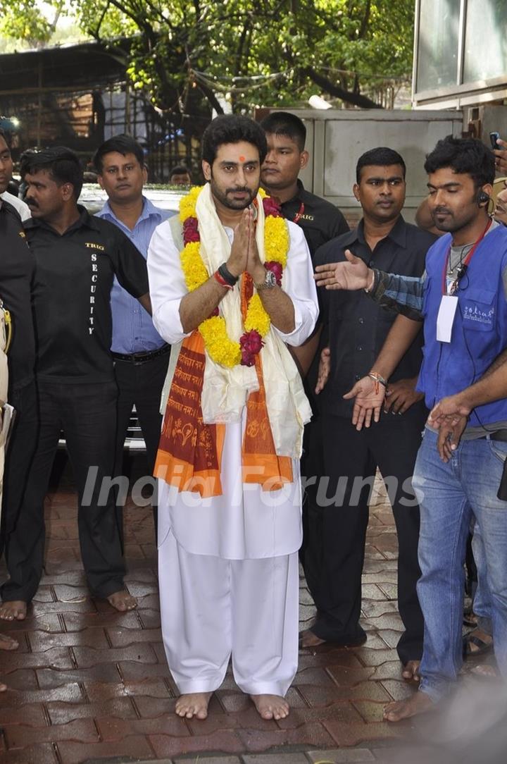 Abhishek Bachchan greets everyone at Siddhivinayak