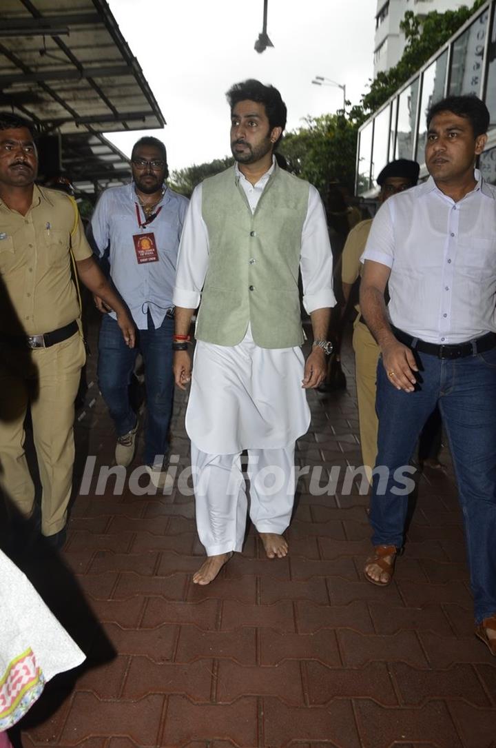 Abhishek Bachchan Visits Siddhivinayak