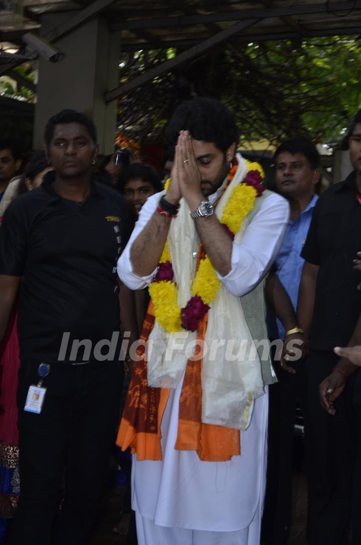 Abhishek Bachchan seeks blessings at Siddhivinayak