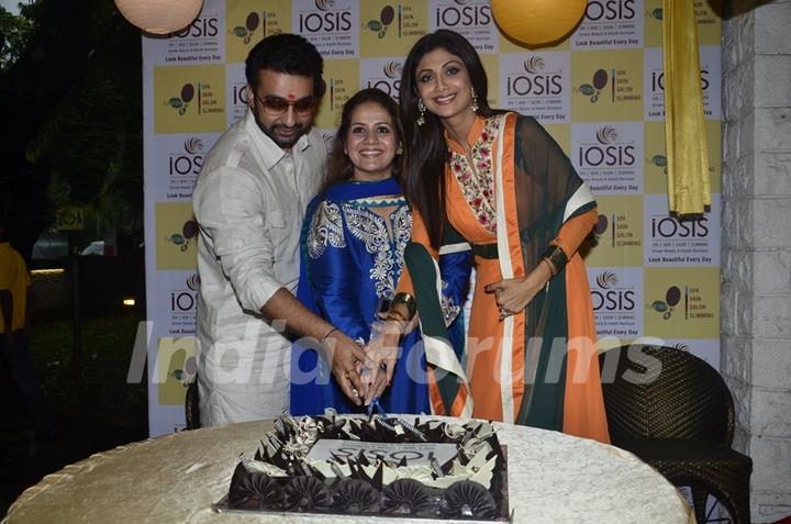 Shilpa Shetty and Raj Kundra cuts a cake at the Promotion of Iosis Medi Spa