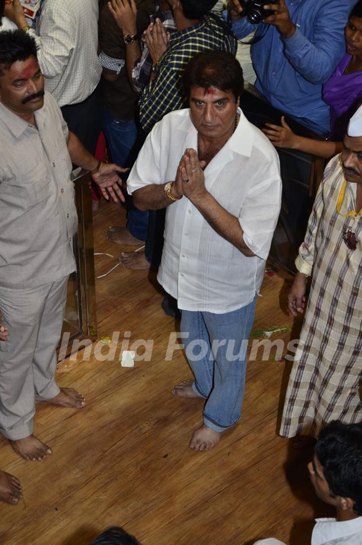 Raj Babbar Visits Lalbaughcha Raja