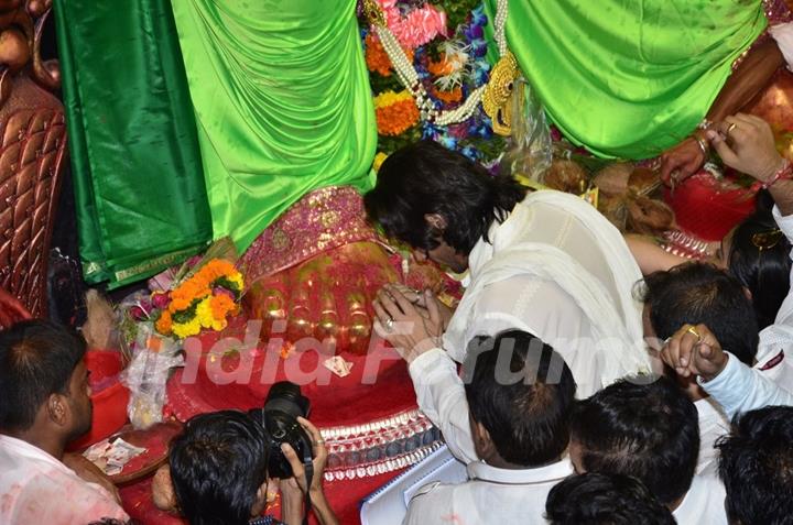 Arjun Rampal seeks blessings from Lalbaughcha Raja