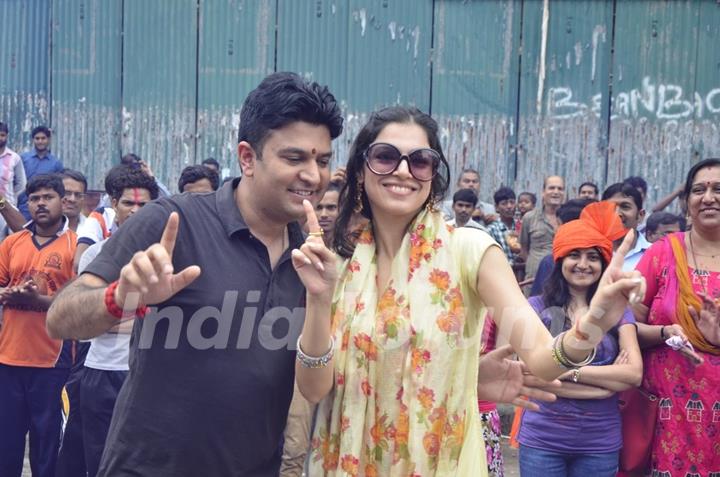 Bhushan Kumar and Divya Khosla dance at the Ganpati  Visarjan