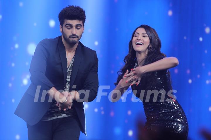 Arjun Kapoor performs with Gauahar Khan at the Promotions of Finding Fanny on India's Raw Star