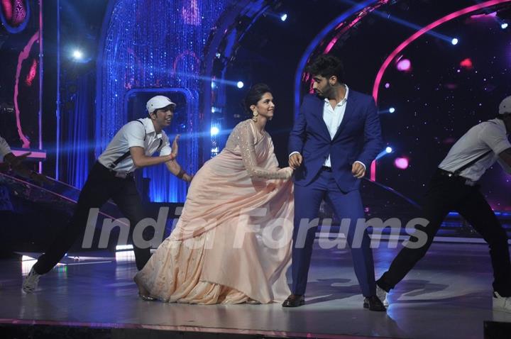 Arjun Kapoor and Deepika Padukone perform on Jhalak Dikhla Jaa Season 7