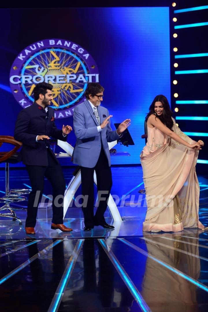 Amitabh Bachchan performs with Deepika Padukone and Arjun Kapoor at the Promotions of Finding Fanny