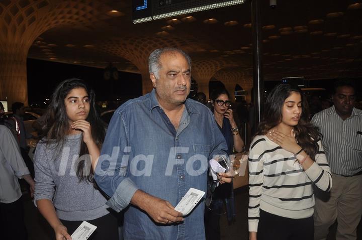 Jahnavi Kapoor & Khushi Kapoor with Boney Kapoor