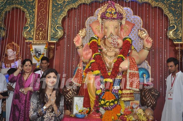 Shilpa Shetty seeks blessings from Andhericha Raja