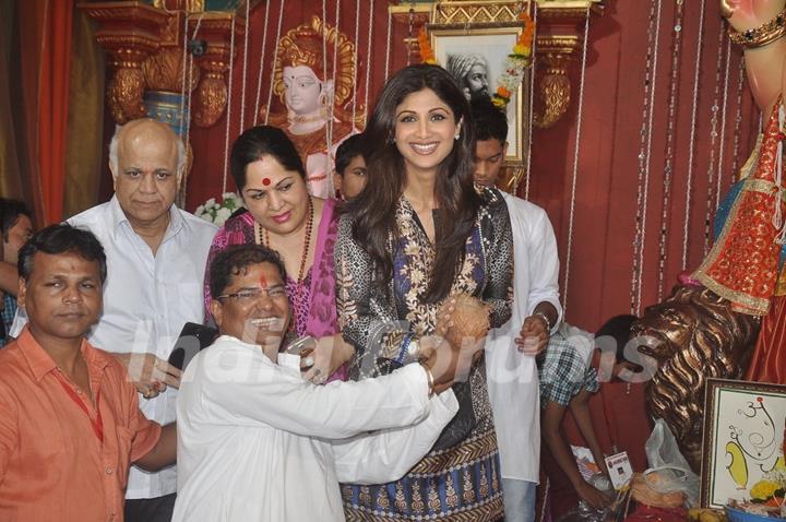 Shilpa Shetty Visits's Andhericha Raja