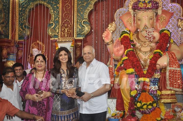 Shilpa Shetty visits Andhericha Raja with her parents