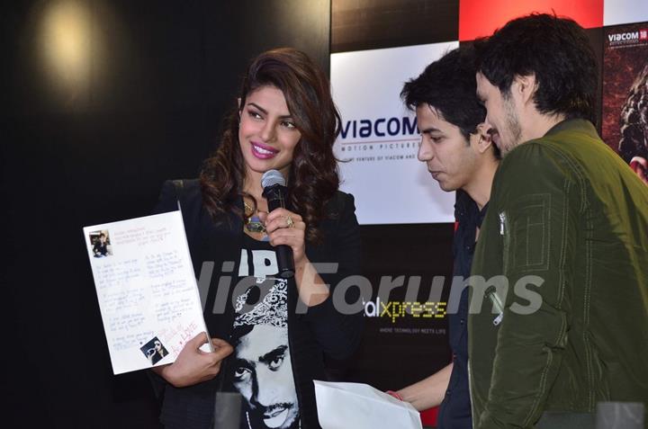 Priyanka Chopra recieves a hand made card by a fan at the Promotions of Mary Kom at Reliance Outlet