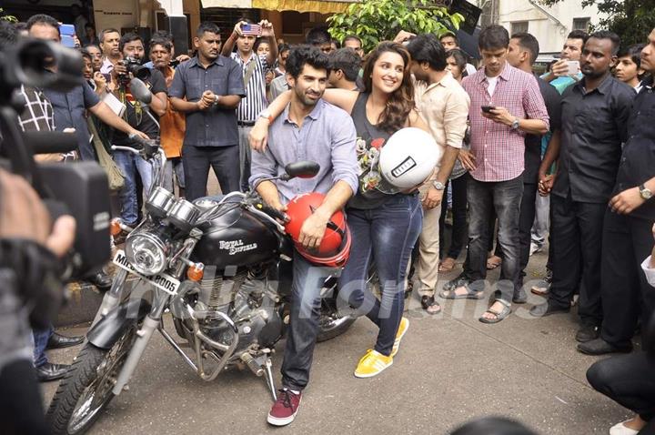Parineeti and Aditya pose for the media at the Flag Off of the Daawat-E-Ishq Food Yatra