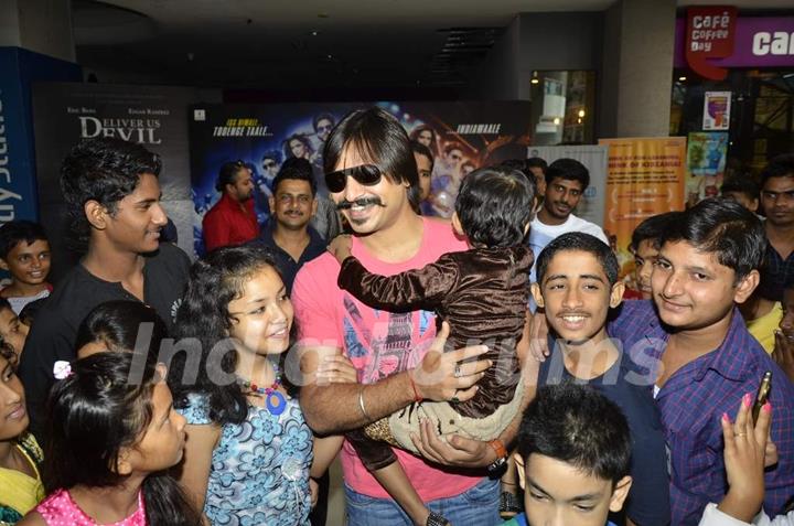 Vivek Oberoi poses for the media with Cancer Patients