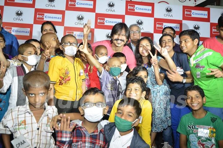 Vivek Oberoi poses with Cancer Patients on his Birthday