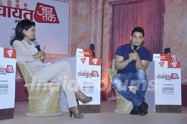 Aamir Khan addressing the audience at Aaj Tak Panchayat Talk Show