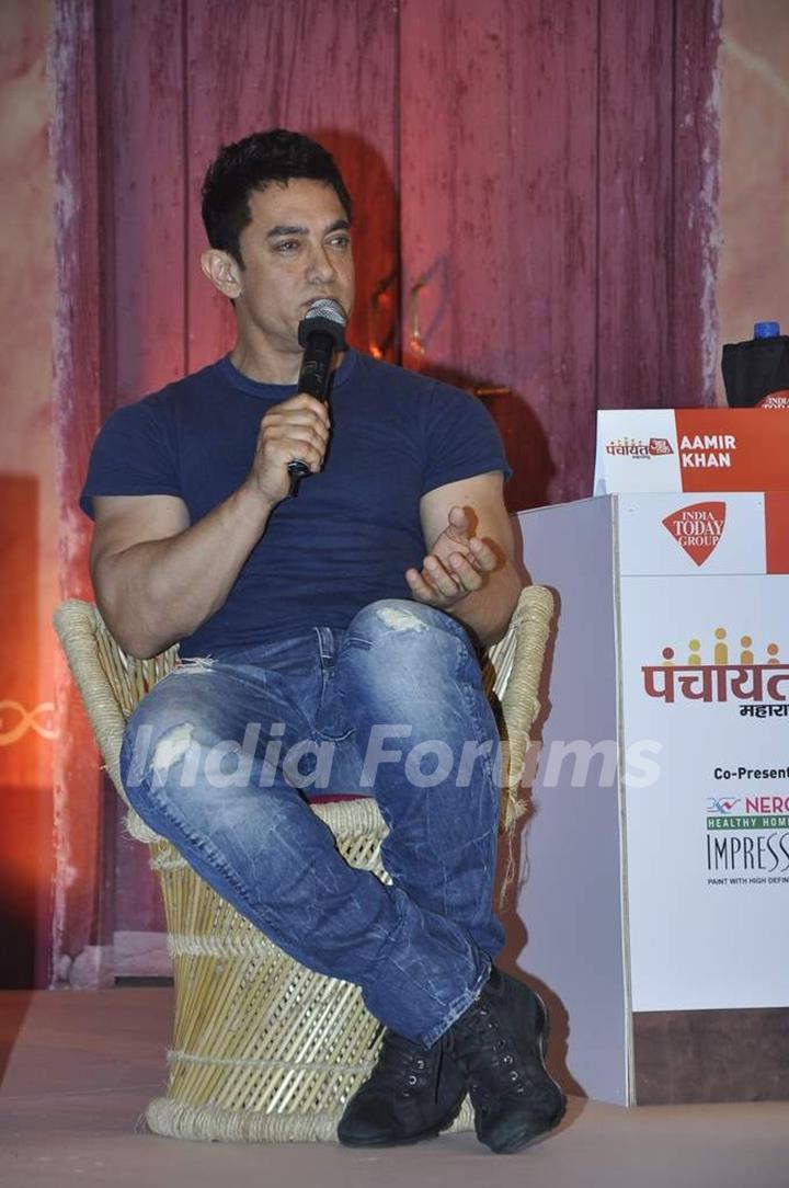 Aamir Khan addressing the audience at Aaj Tak Panchayat Talk Show