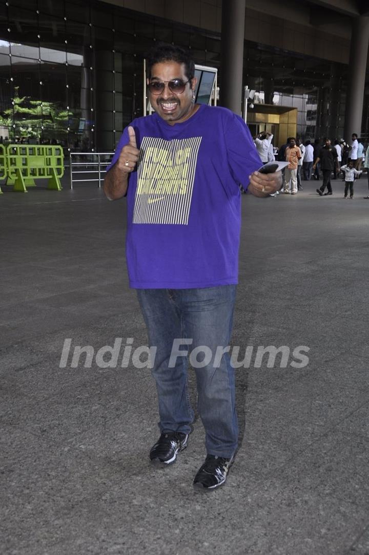 Shankar Mahadevan poses for the media at Airport