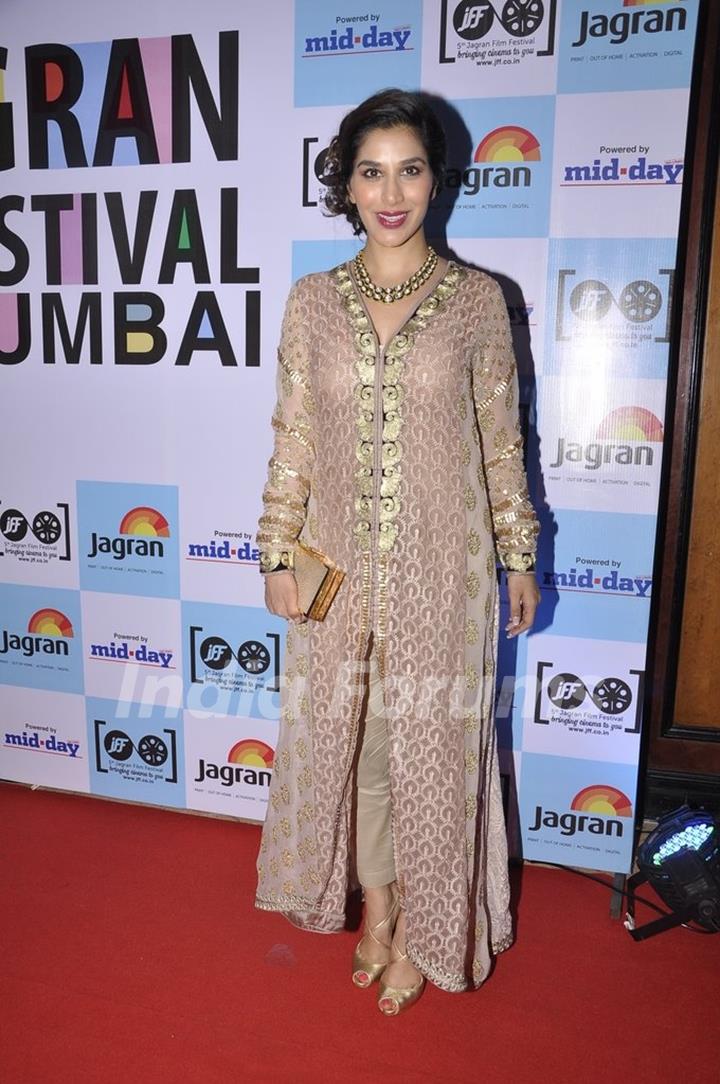 Sophie Choudry poses for the media at 5th Jagran Film Festival Mumbai