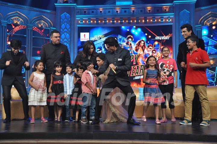 Shah Rukh Khan shakes a leg with kids at the Music Launch of Happy New Year